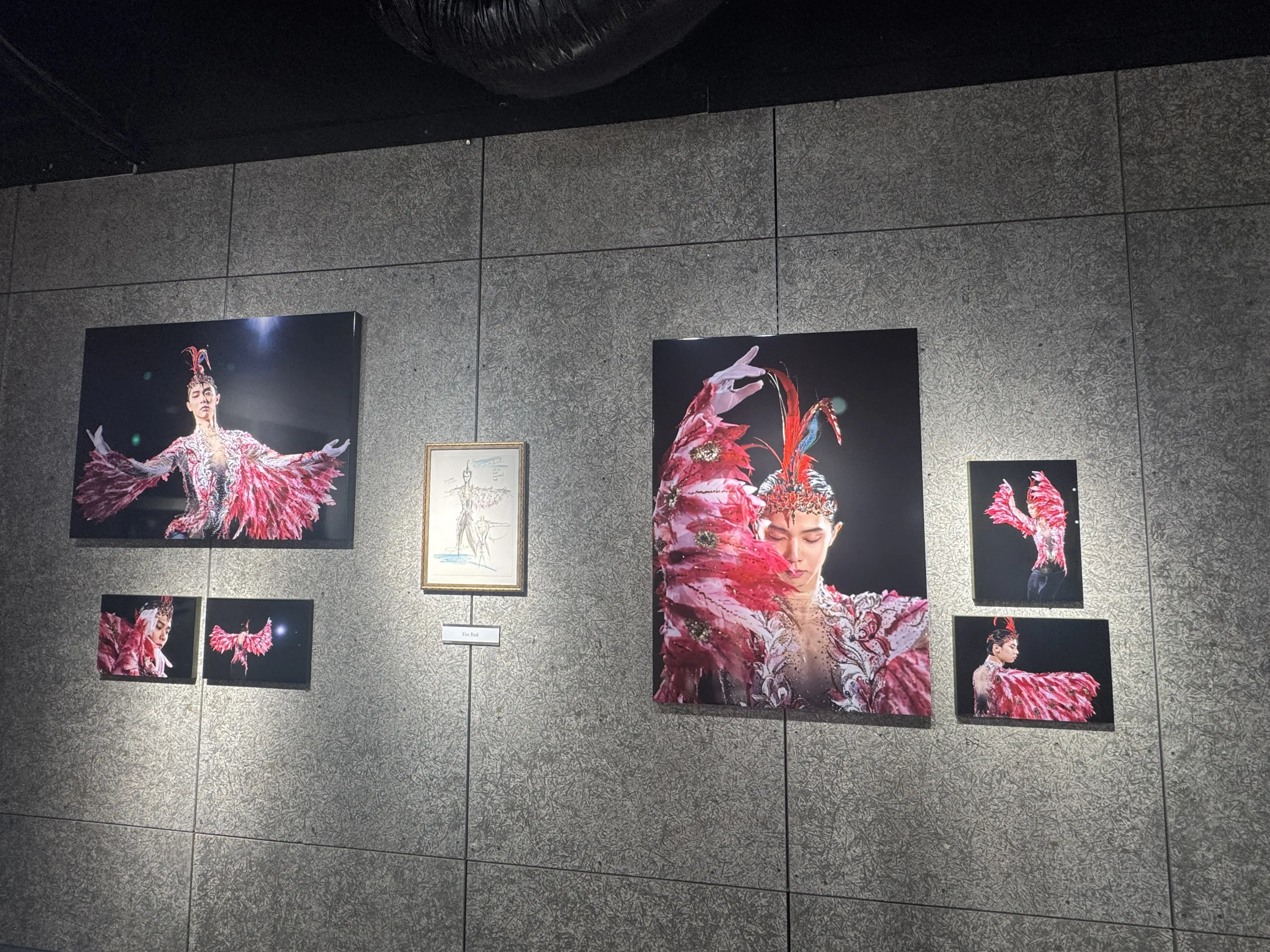 羽生結弦と伊藤聡美による写真集の出版記念展が開かれ、競技度外視の特別な衣装の展示とともに、伊藤氏が制作の裏側や羽生の類まれな表現力、自身のパリでのファッションショー開催について語った。黃信維