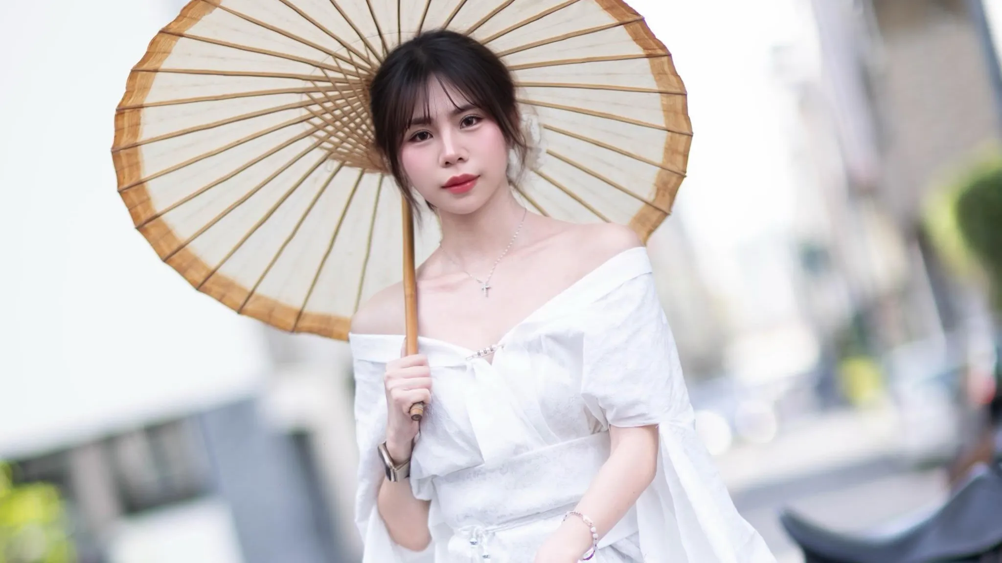 Joeman分手風波中的「女網紅租客」Naomi首度發聲，坦承過去曾與Joeman曖昧、赴日慶生並住進其名下房產，同時坦承自己曾經當過陪酒女，但強調時間線沒有感情重疊，兩人也從未同居。（圖／翻攝自Naomi Threads@yaxin0101_____）