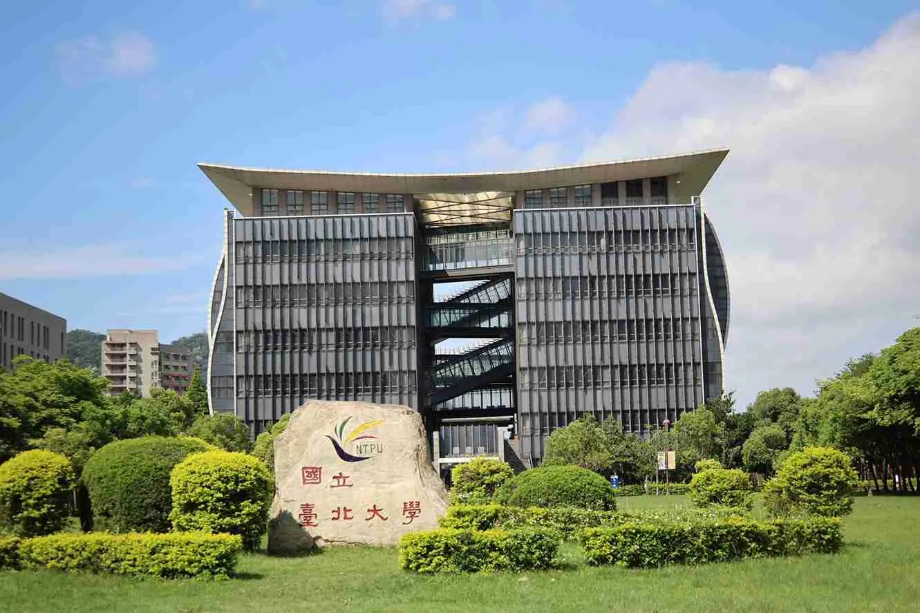 台北大學擁有廣闊的草坪、靜謐的松林與心湖，成為在地人與遊客散步放鬆的城市綠洲。（圖片來源／台北大學）