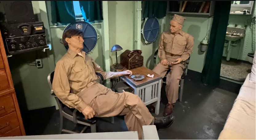 紐澤西號戰艦上重現了海爾賽（右）與其參謀卡尼（Rear Admiral Robert “Mick” Carney）少將運籌帷幄的畫面。（許劍虹提供）