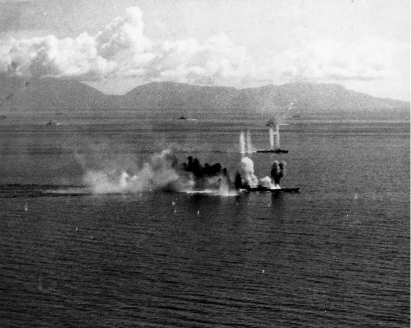 在雷伊泰灣海戰中遭遇第3艦隊空中打擊的戰艦武藏號，此戰證明了戰艦的時代已走入歷史。（美國海軍）（許劍虹提供）
