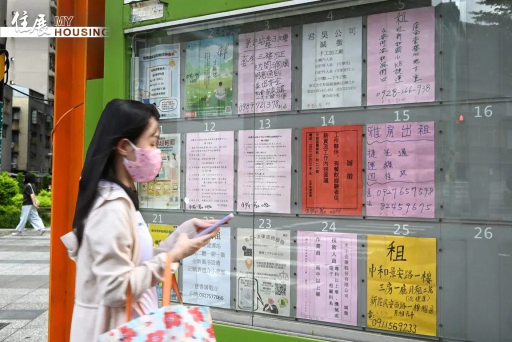 租屋族透過街頭租屋廣告尋找住處，內政部強調將持續透過社會住宅、包租代管及租金補貼支持租屋家庭。（示意圖／住展房屋網提供）