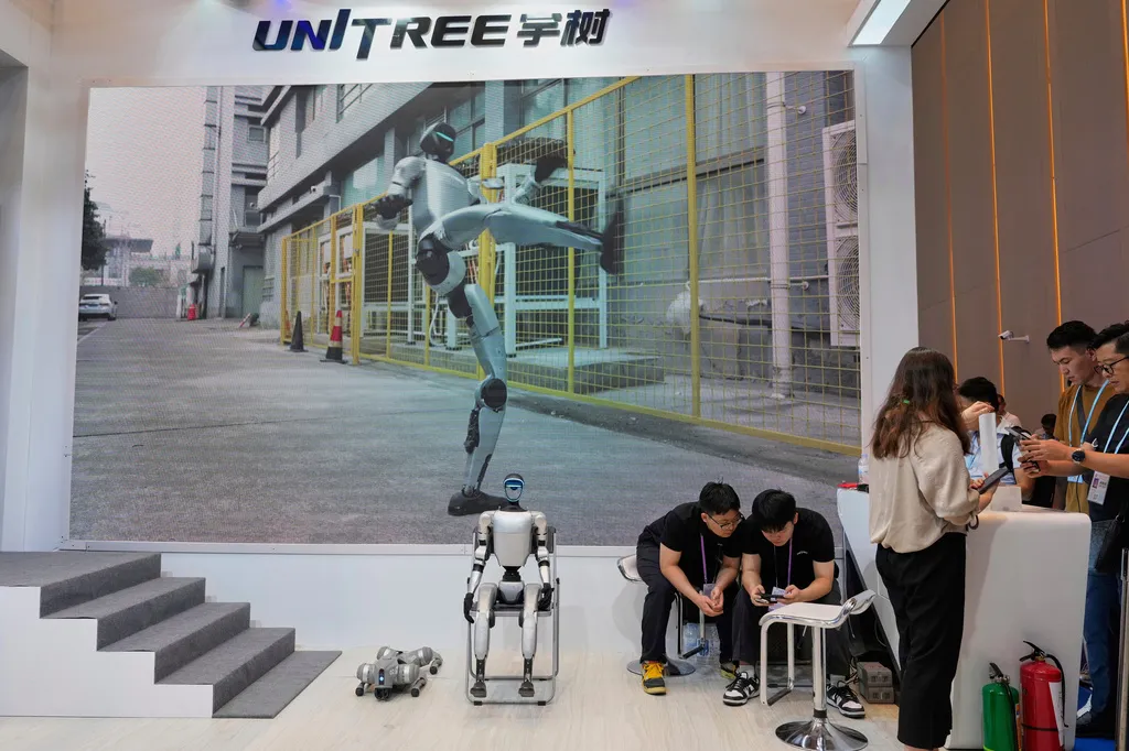 中國知名人形機器人大廠宇樹科技，在上海AI展展示旗下多款機器人。（美聯社）