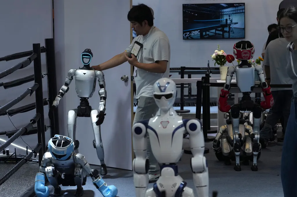 中國知名人形機器人大廠宇樹科技，在上海AI展展示旗下多款機器人。（美聯社）