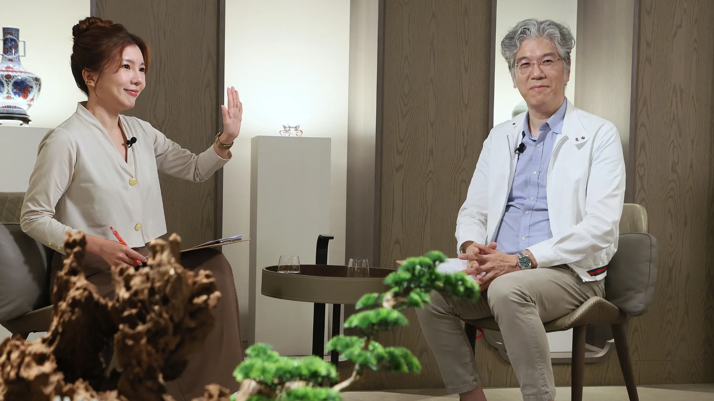 20260819-騰旭投資投資長程正樺（右）19日出席路怡珍（左）主持的風傳媒「下班國際線」節目。（柯承惠攝）