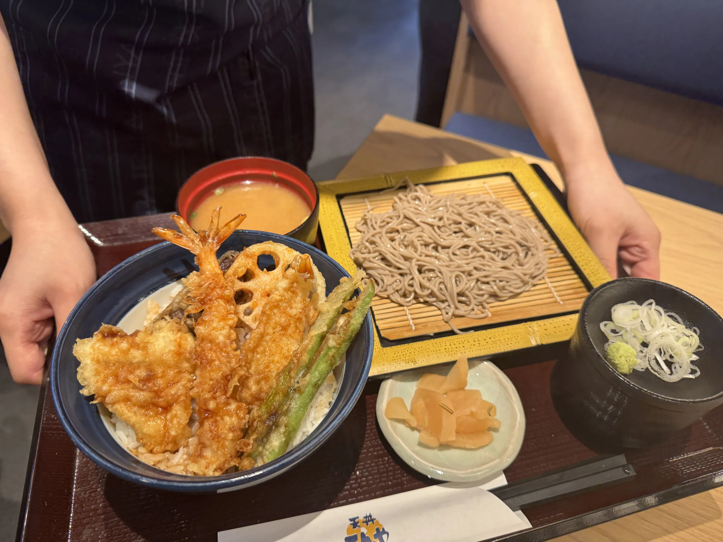 天丼てんやが年末までの季節限定で「海老と活〆穴子切身の天丼」を発売し、藪そばとのセットで夏場にも適した清涼感ある味わいを提供する。黃信維