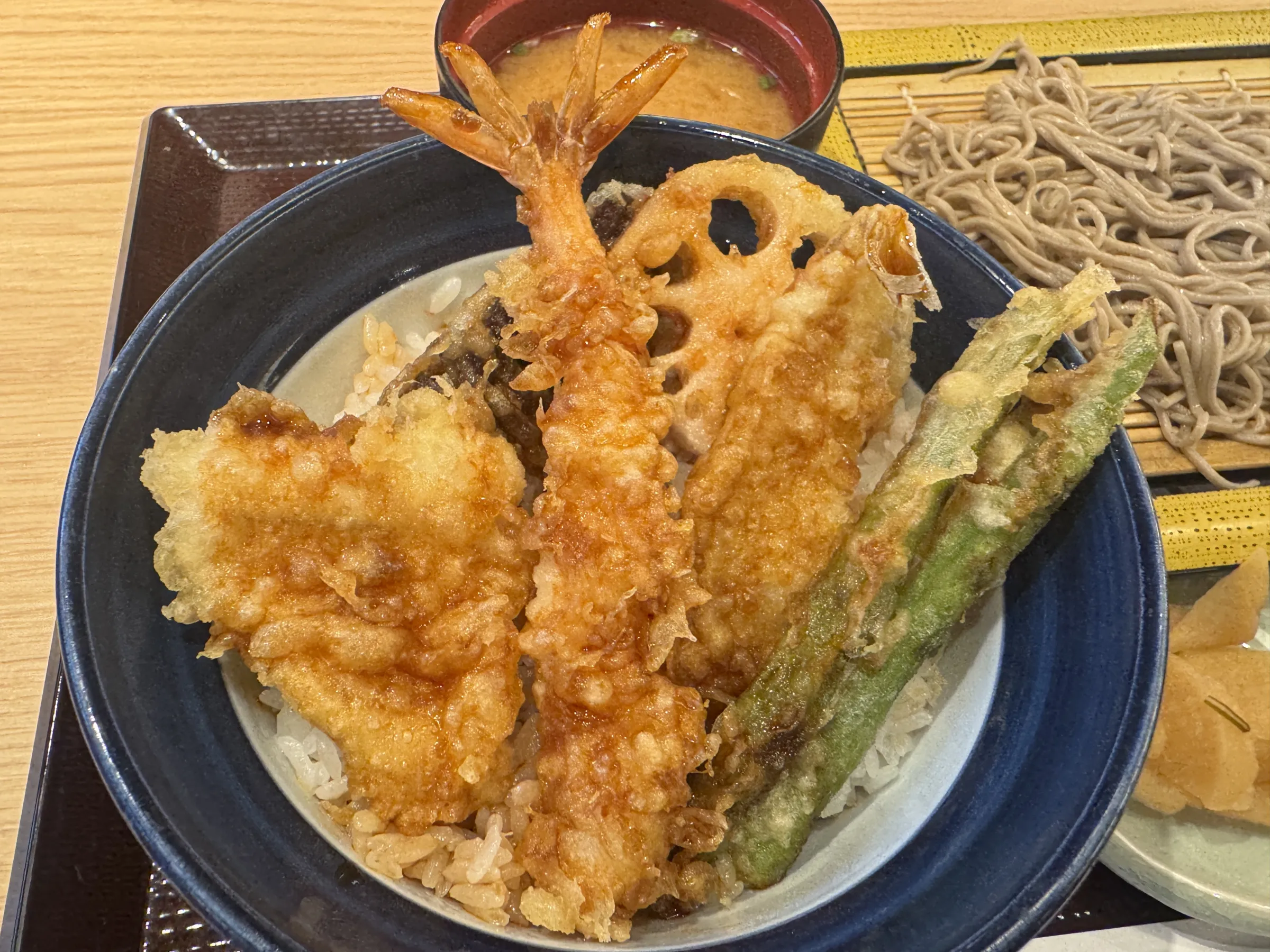 天丼てんやが年末までの季節限定で「海老と活〆穴子切身の天丼」を発売し、藪そばとのセットで夏場にも適した清涼感ある味わいを提供する。黃信維