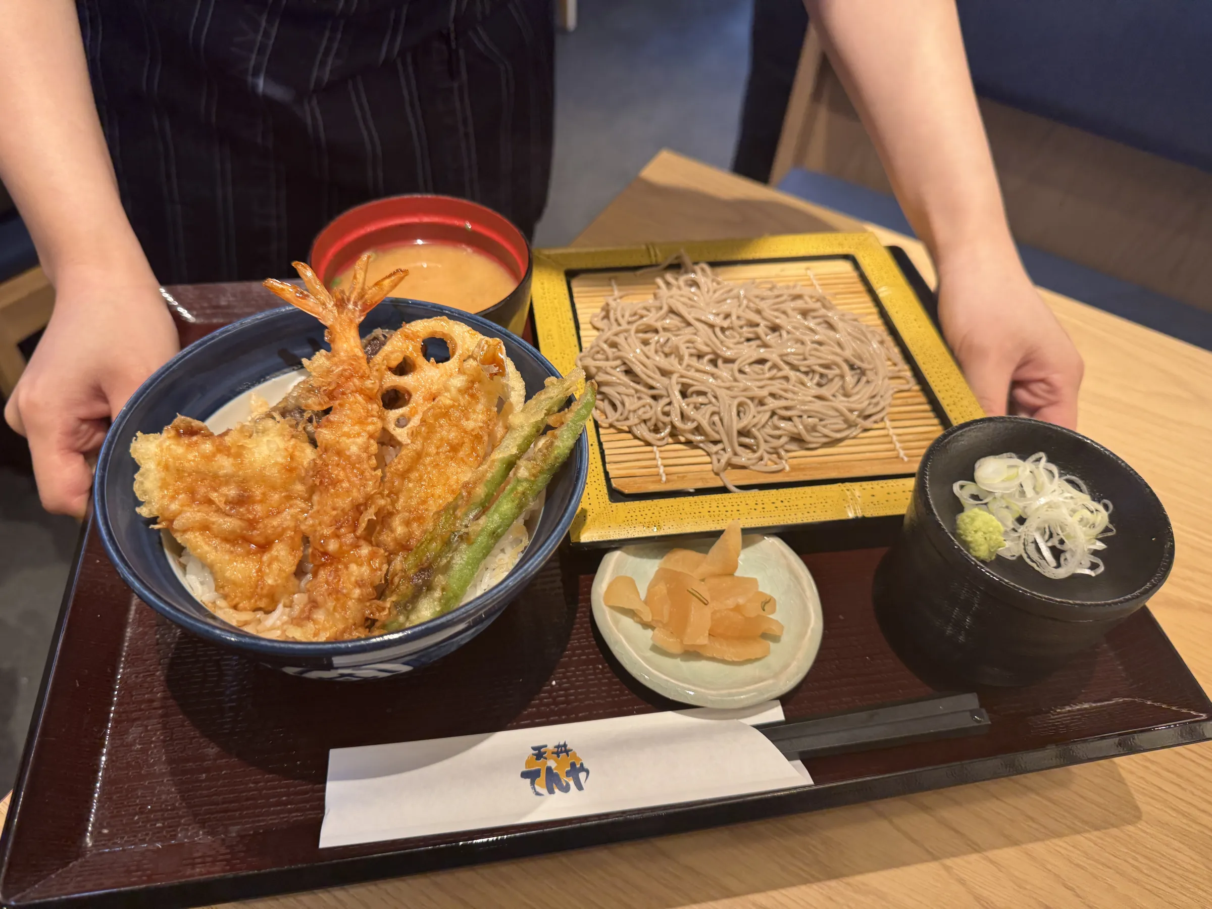 天丼てんやが年末までの季節限定で「海老と活〆穴子切身の天丼」を発売し、藪そばとのセットで夏場にも適した清涼感ある味わいを提供する。黃信維