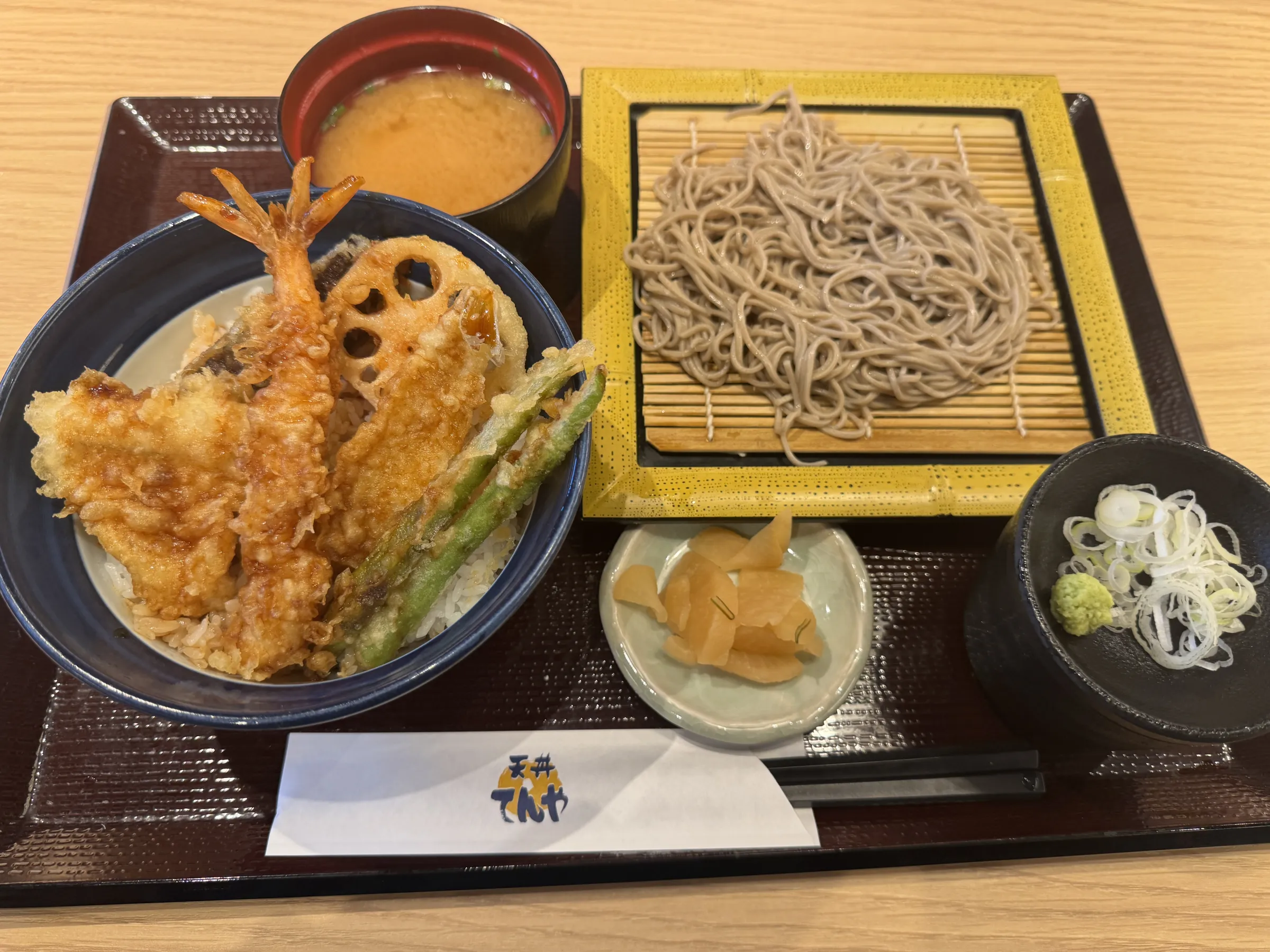 天丼てんやが年末までの季節限定で「海老と活〆穴子切身の天丼」を発売し、藪そばとのセットで夏場にも適した清涼感ある味わいを提供する。黃信維