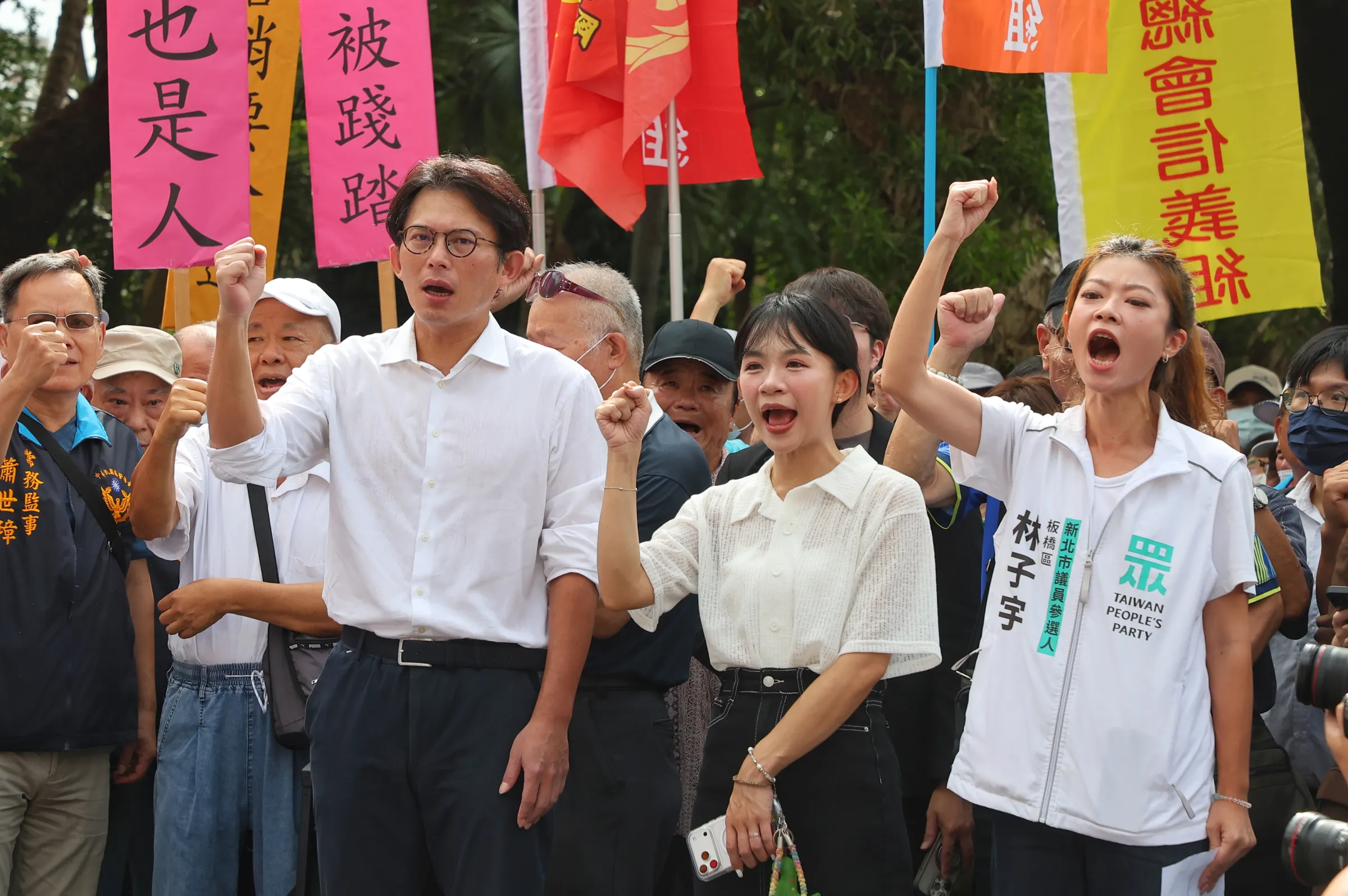 20260820-民眾黨主席黃國昌（左）、與百名退休警消20日舉行「賴政府帶頭霸凌，警消淪次等公民」行動。（顏麟宇攝） 