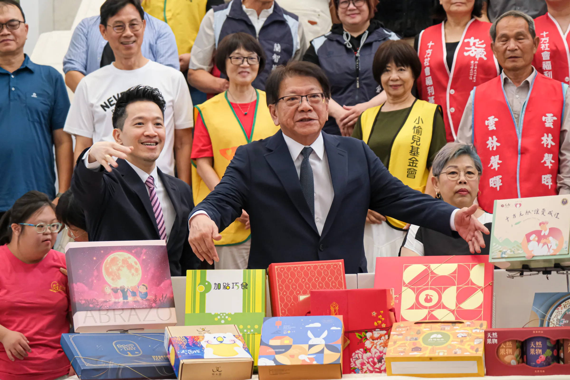 総統府秘書長の潘孟安氏（中央）らが20日、総統府での記者会見で福祉団体と記念撮影。（劉偉宏撮影）