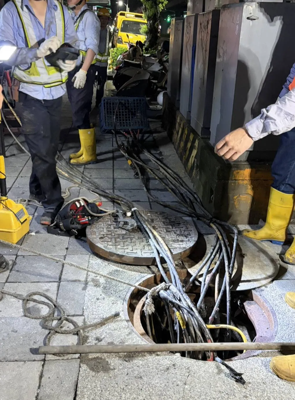 台電持續維護及汰換早年下地的纜線但隨城市發展都會區的民生及商店用電需求大幅增加部分線路已超出當年供電規劃容量因而面臨燒損故障等問題(台電提供)