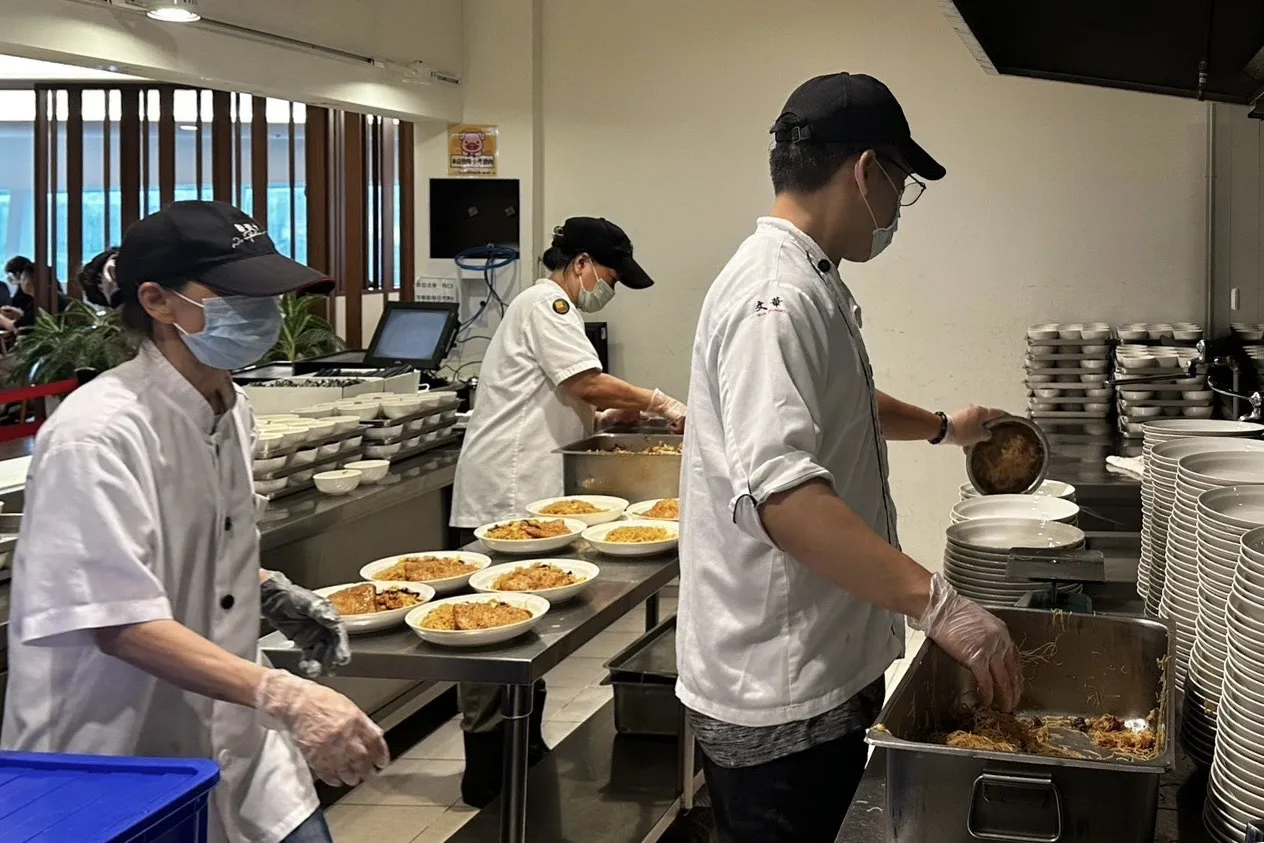 中信金控高標準要求員工餐廳環境與管理制度，如供膳區域明確分區，降低生熟食交叉污染風險，確保食安無虞。／中信金控提供