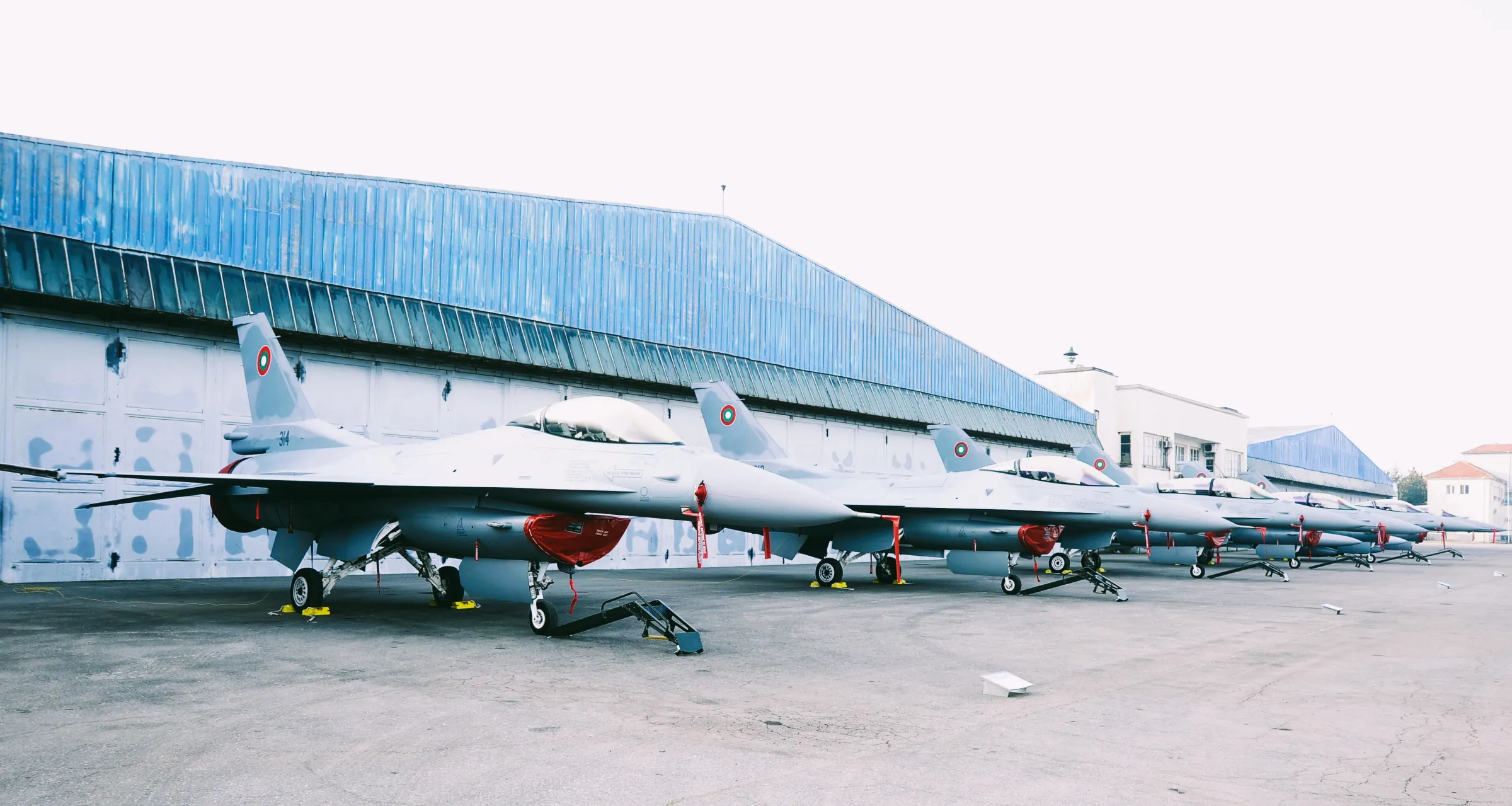 保加利亞新採購的美規F-16V戰機，第一批8架已經全數交付。（取自保加利亞國防部粉專）