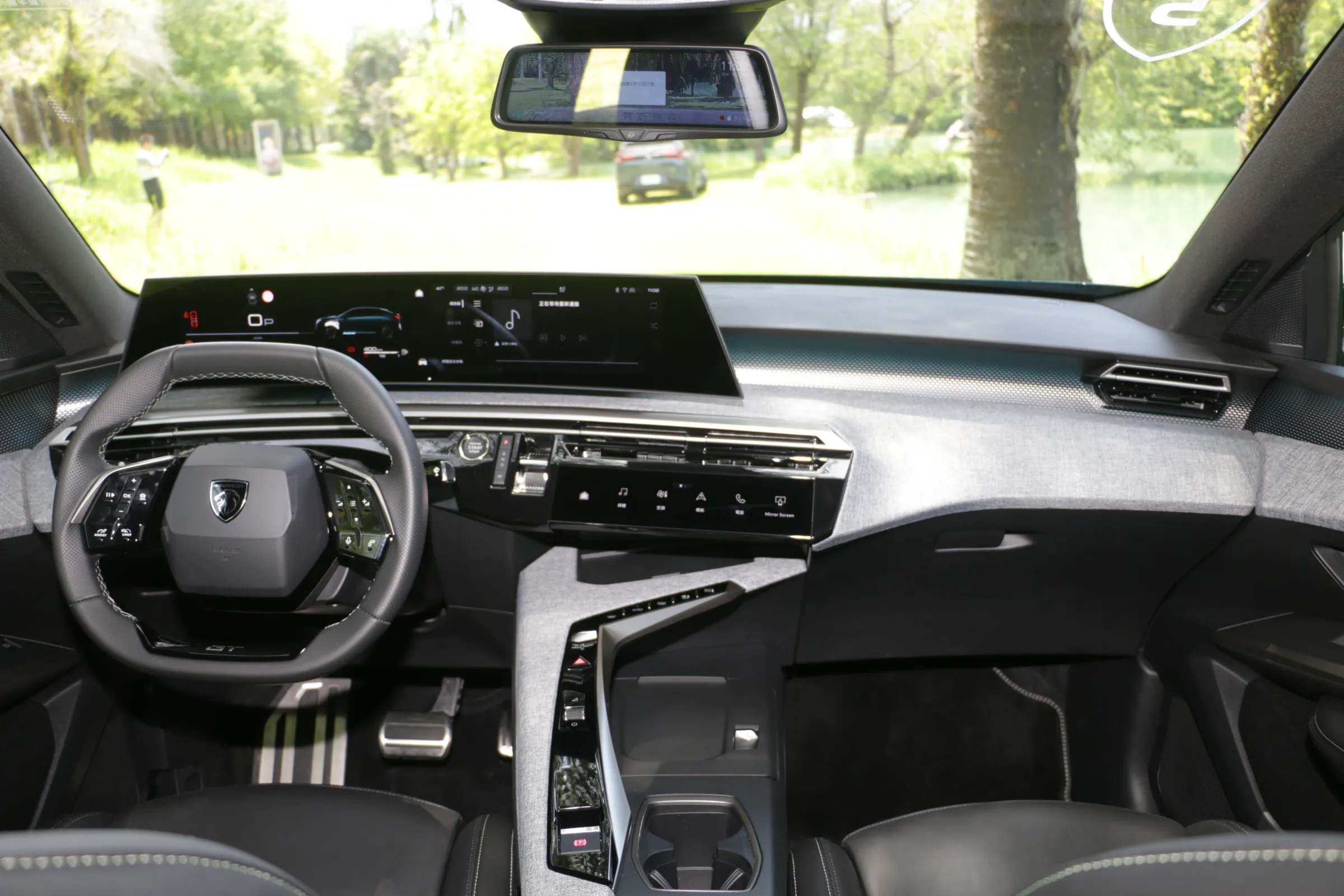 Peugeot 3008的小盤徑方向盤讓轉向反應顯得直接。（劉芯衣攝）