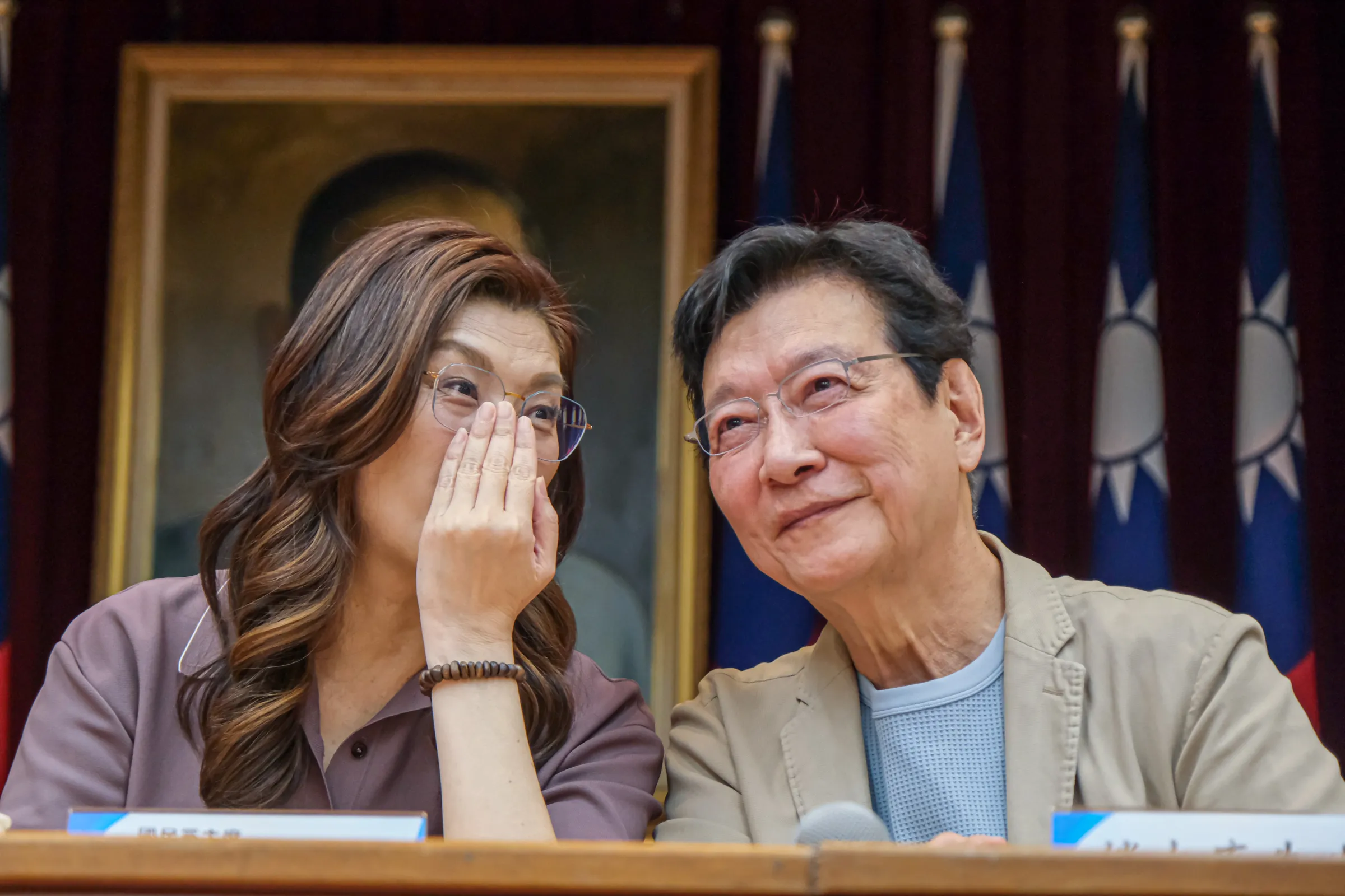 国民党の黄復興党部の幹部は、趙少康氏（右）の本当の目的は、選挙後に鄭麗文・国民党主席（左）を引きずり降ろすための布石にあると批判する。（資料写真、劉偉宏撮影）