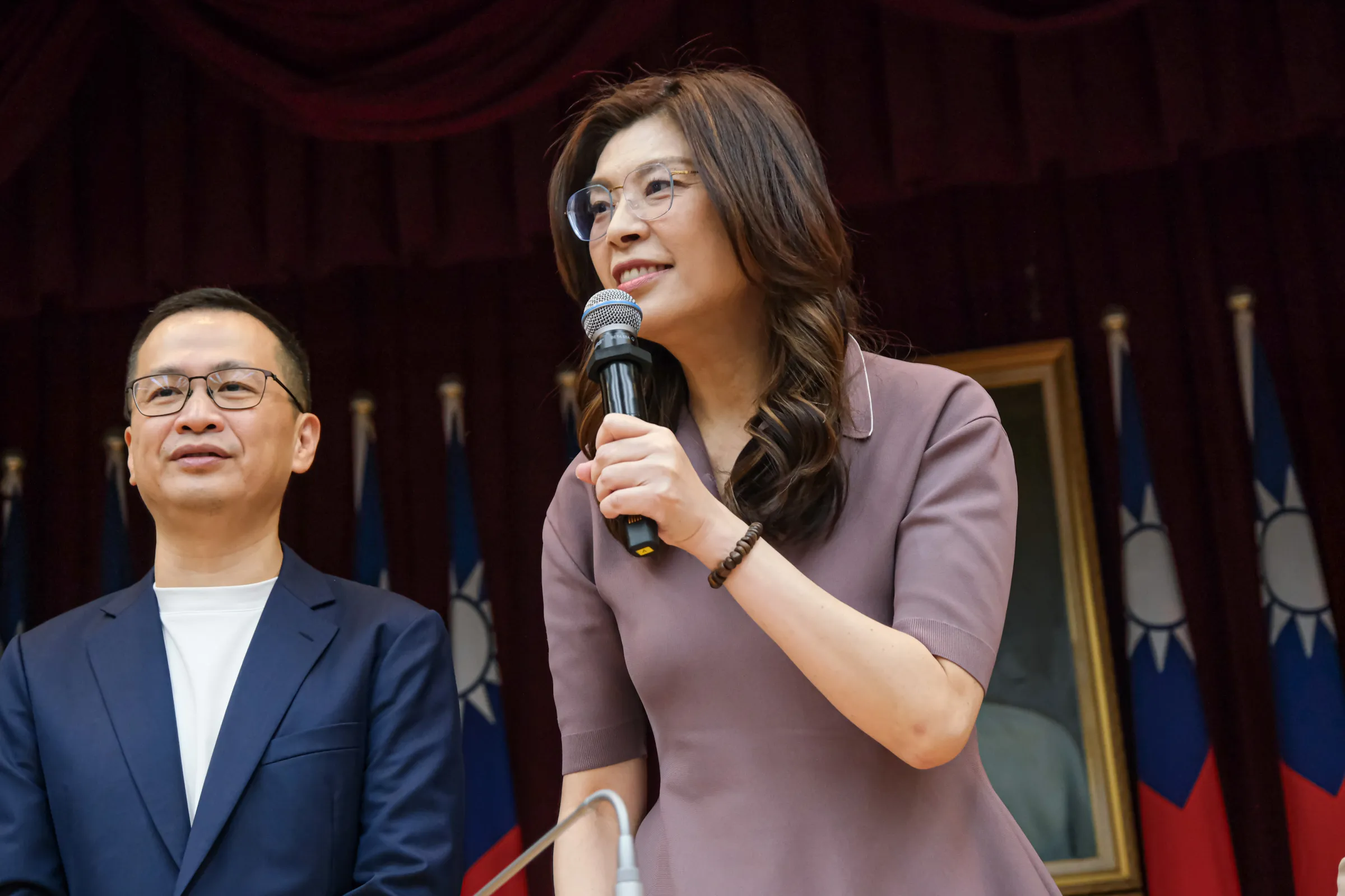 2026年8月21日、「歴史を語り親に寄り添う」プレミア上映会が立法院群賢楼で開催。写真は国民党主席・鄭麗文氏（中央）、同党立法委員・羅智強氏（左）。（劉偉宏撮影）