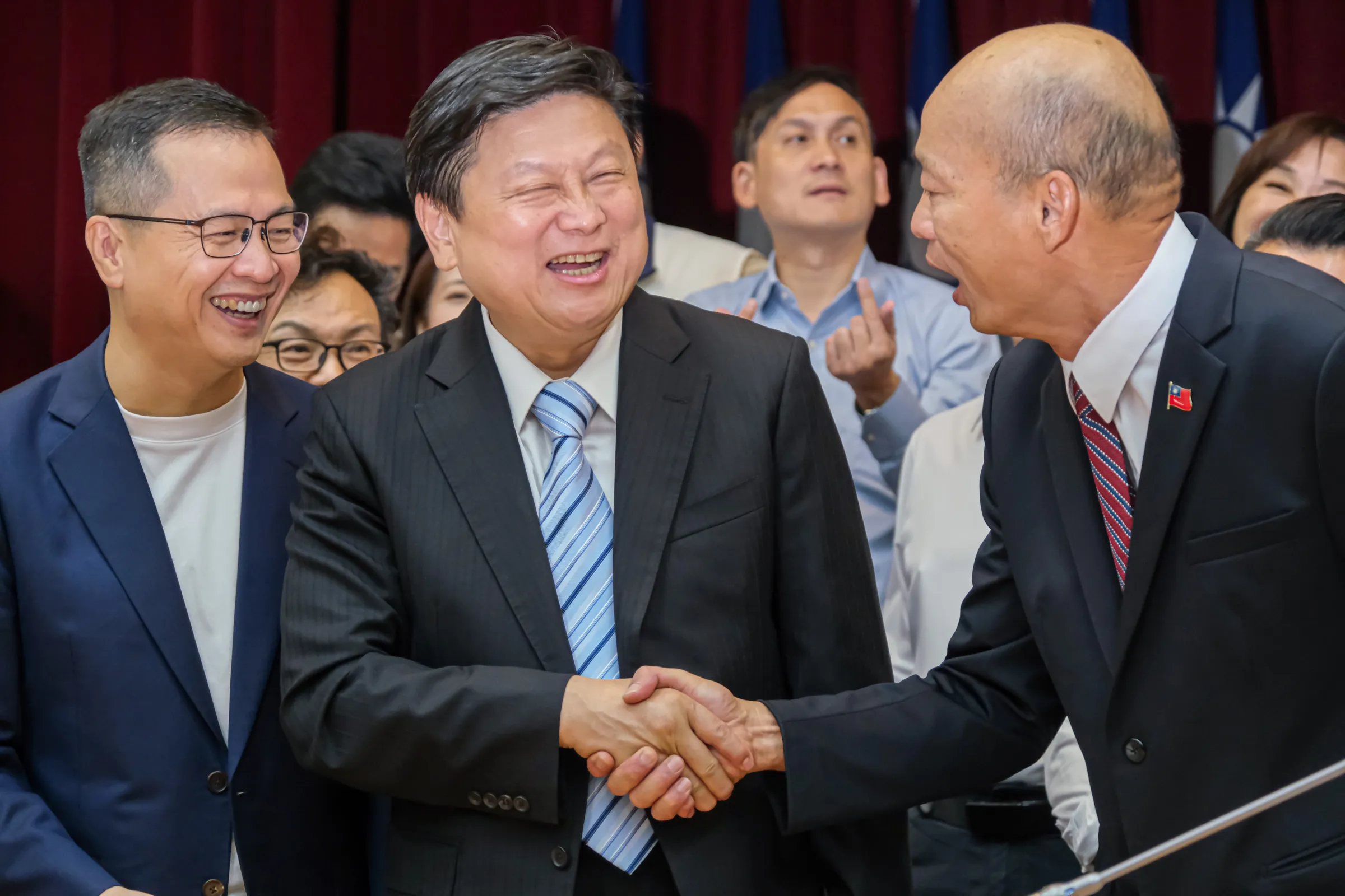 20260821-「說歷史陪爸媽」首映會21日於立法院群賢樓舉行，圖為立法院長韓國瑜（右）、國民黨團總召傅崐萁（中）握手。（劉偉宏攝）