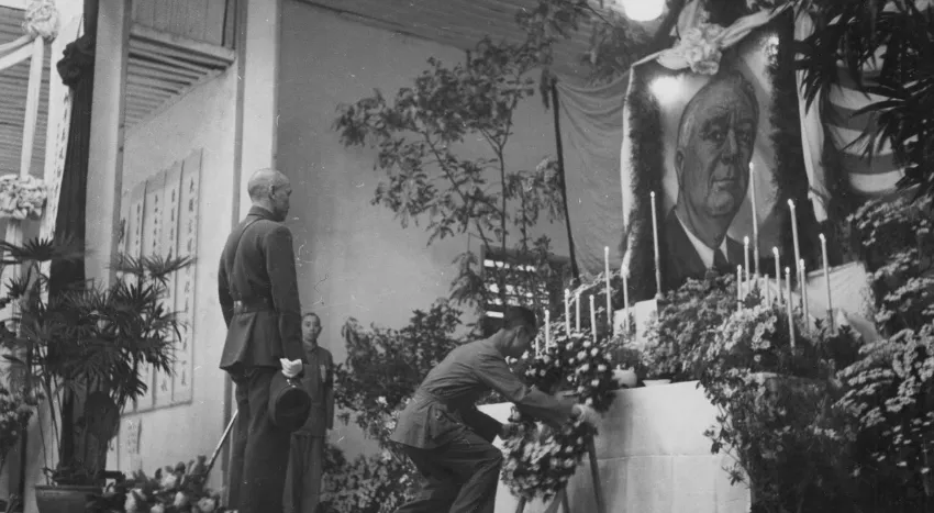 1945年4月12日羅斯福總統過世後，蔣中正特地在重慶設置靈堂對其進行遙祭，並親自出席，他內心也知道羅斯福可能是最後一位還能挽救中華民國在大陸命運的美國總統。（取自美國國家檔案館，作者提供）