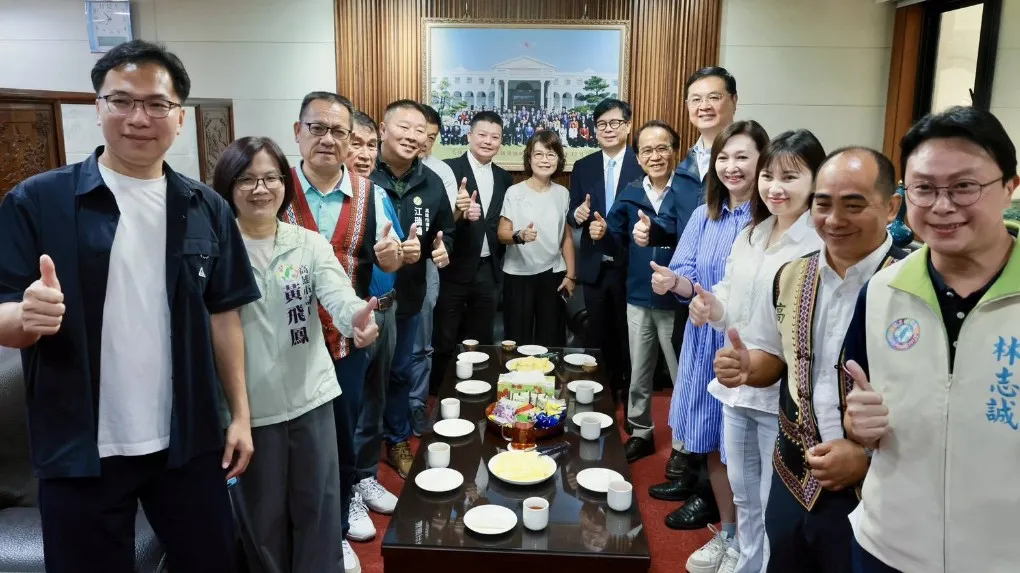 市長陳其邁率3位副市長、代理秘書長等市府團隊，前往議會拜會議長康裕成、副議長曾俊傑及各黨團，感謝議會六年來對市政的監督與支持。（圖/高市府提供）