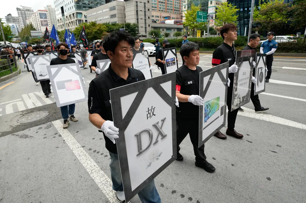 南韓三星電子的消費性電子部門（DX）工會率眾上街抨擊公司薪酬獎金制度不公。（美聯社）