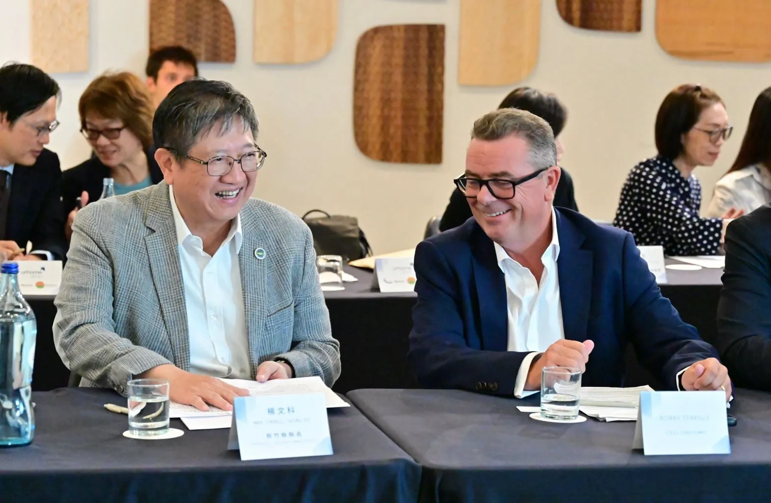 新竹縣長楊文科與UrHome Portugal執行長Bobby O’Reilly融洽交流。（圖／新竹縣政府提供）