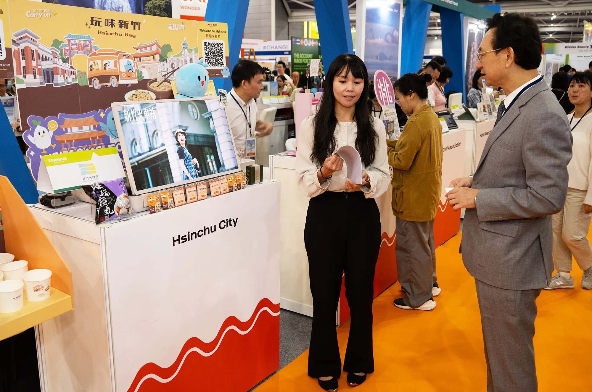 今年新竹館以「玩味新竹 Hsinchu Way」為主題，讓新加坡民眾一次掌握新竹「怎麼玩、吃什麼、去哪裡、買什麼」。（圖／新竹市政府提供）