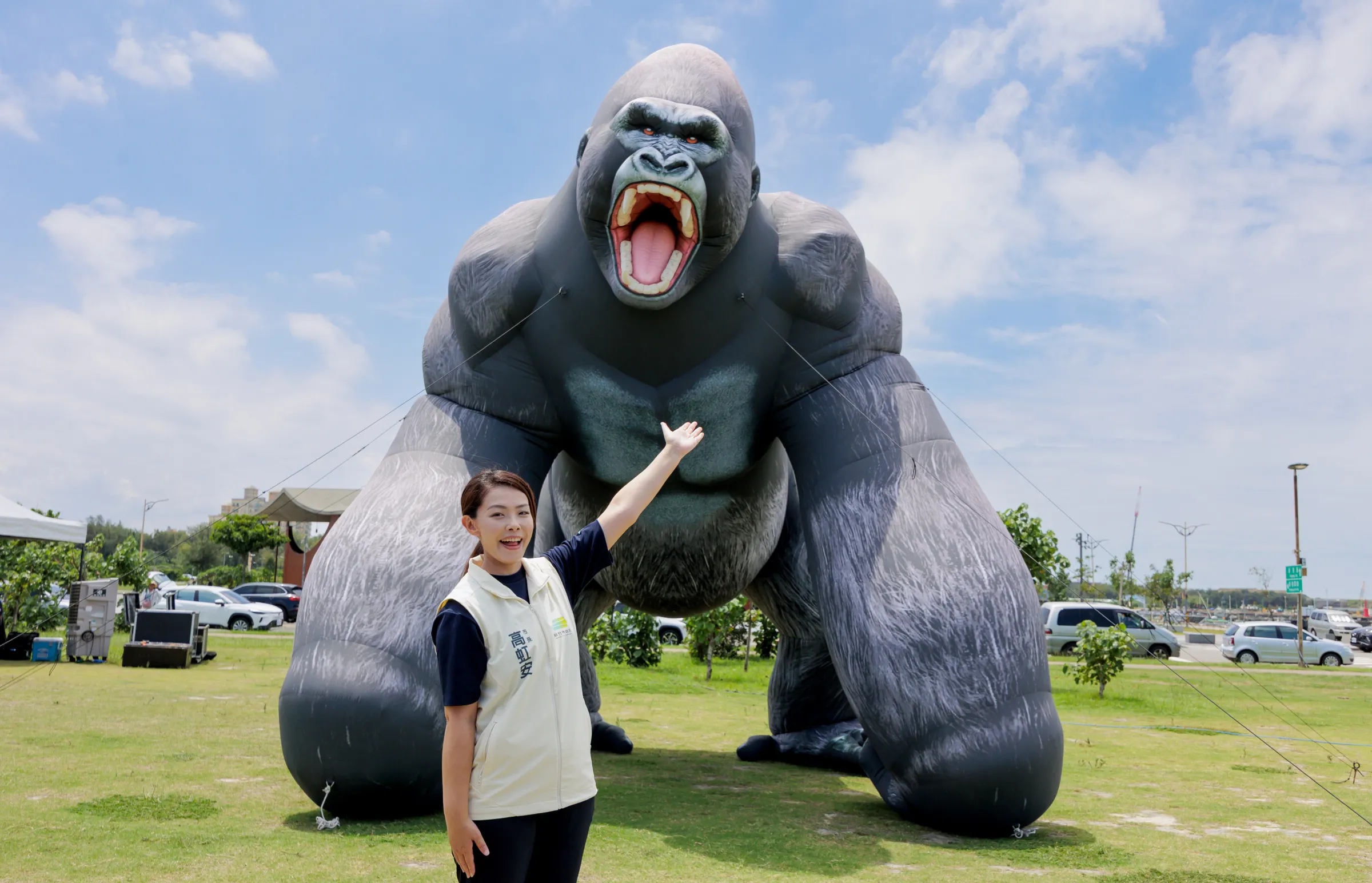 市長高虹安與首度亮相法國巨型「金剛大猩猩」合影，將成為今年風箏節吸睛的打卡亮點。（圖／新竹市政府提供）