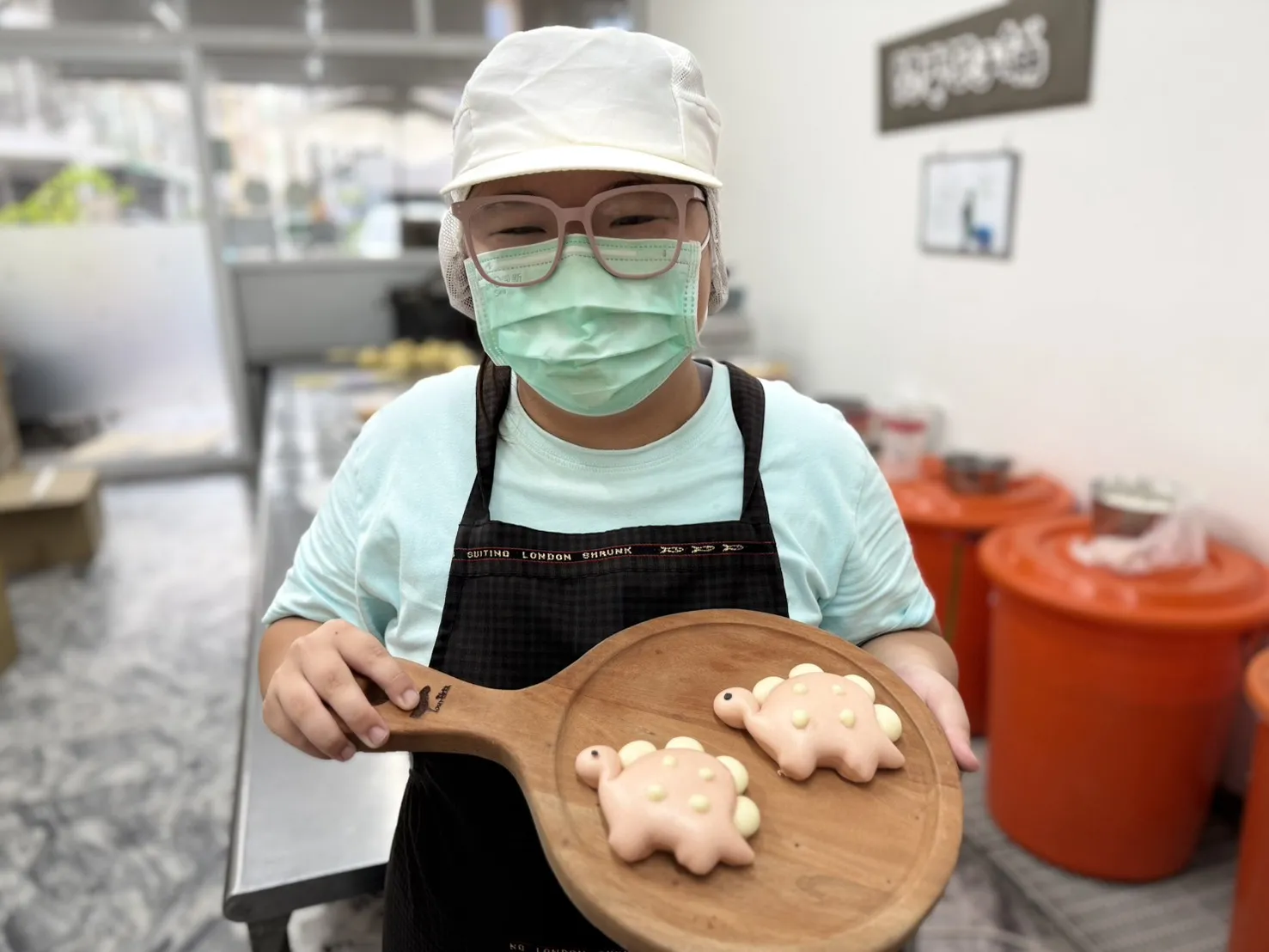 小萱專注製作恐龍造型饅頭，從搓圓、塑形到完成作品，在一次次練習中累積技能與成就感。（圖/高市社會局提供）