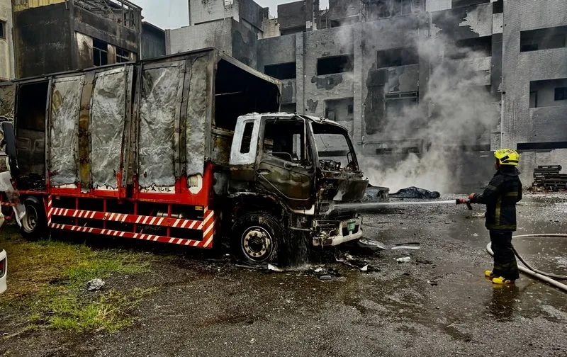 台南安南區空地廢棄物起火爆炸多人受傷 台南市安南區海佃路住宅區一處空地廢棄物22日凌晨起火爆炸，火勢延燒民宅，波及各式車輛，多人受傷送醫。（台南市政府提供）中央社記者張榮祥台南傳真 115年8月22日