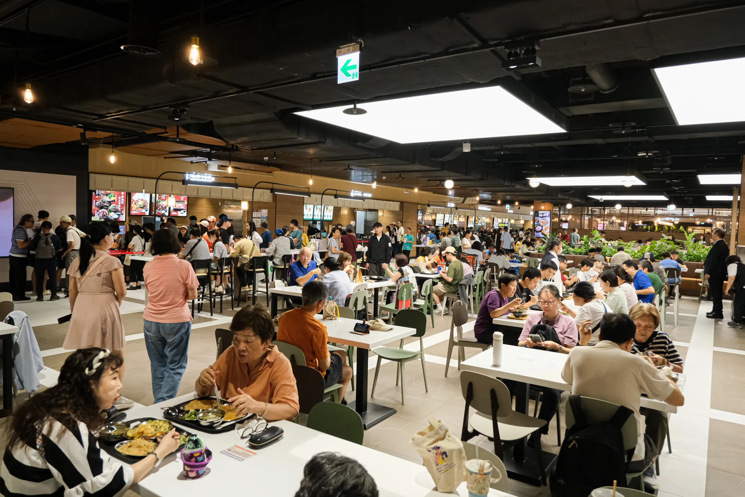 20260822-大巨蛋商場「遠東Garden City」於22日試營運，圖為「莫內花園」B2全台最大百貨餐飲樓層。（劉偉宏攝）