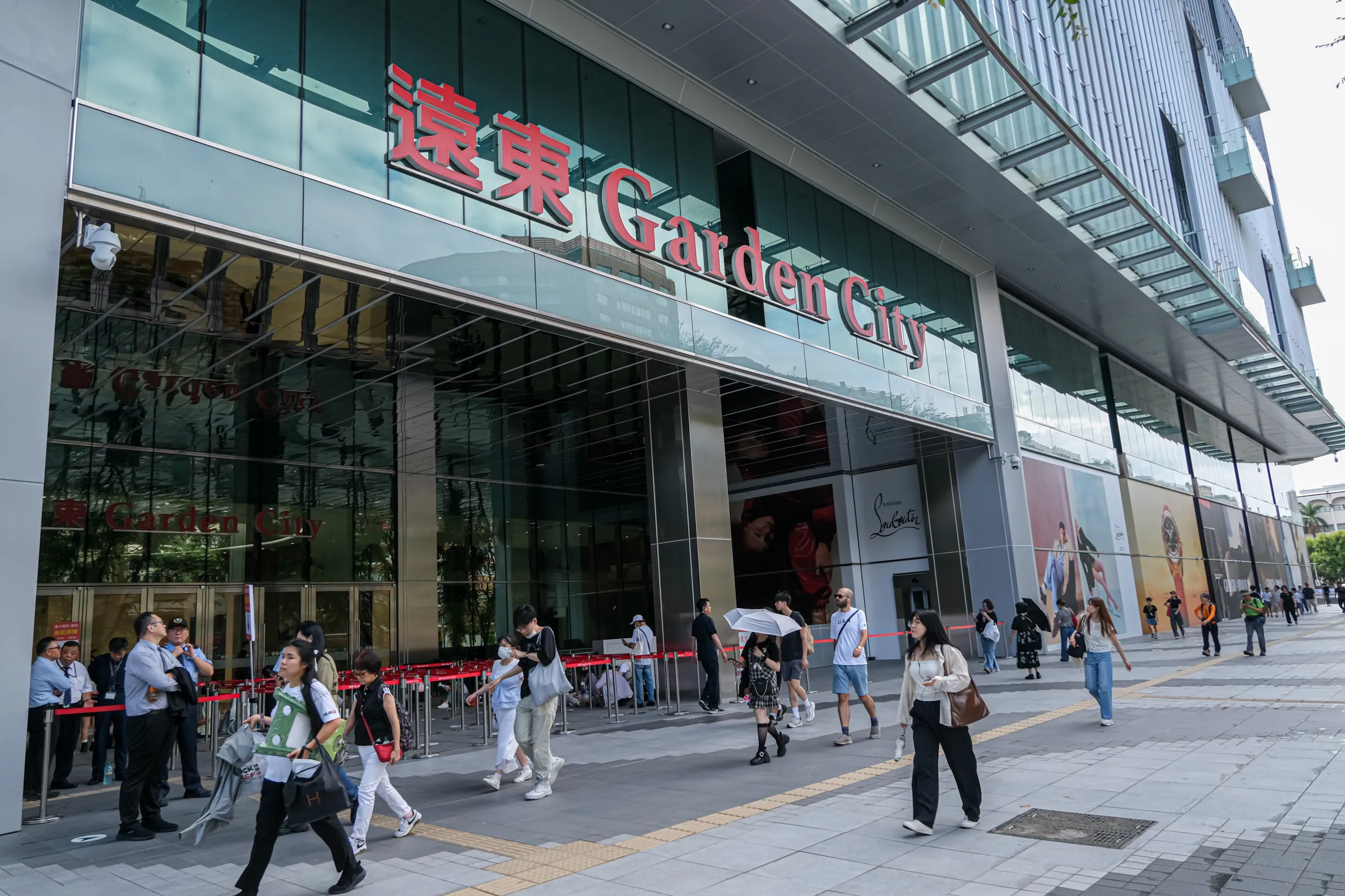 20260822-大巨蛋商場「遠東Garden City」於22日試營運，圖為大巨蛋商場「遠東Garden City」的外觀及Logo。（劉偉宏攝）