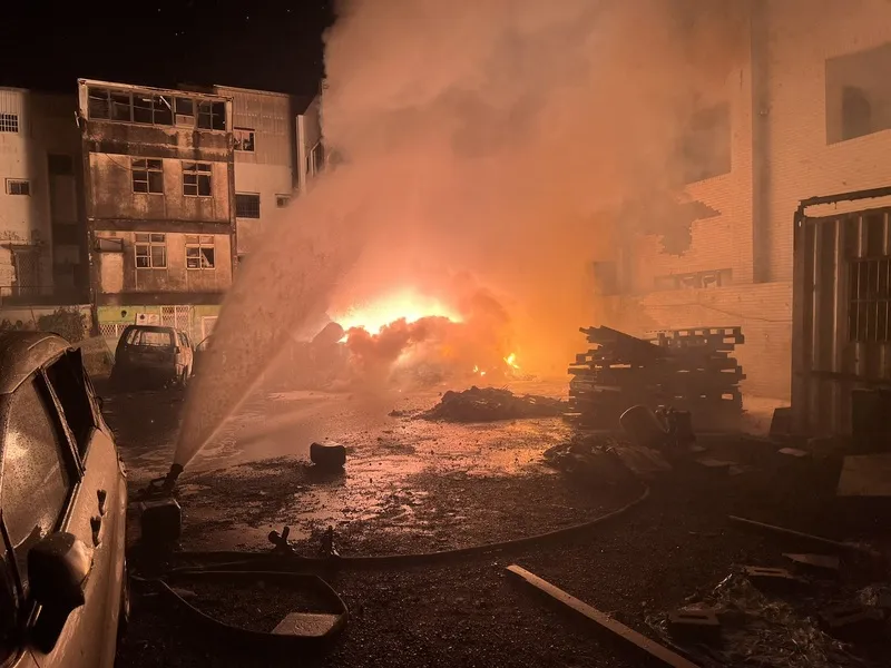台南安南區空地廢棄物起火爆炸　多人受傷（2） 台南市安南區海佃路住宅區空地廢棄物22日凌晨起火爆炸，造成15人受傷。消防局指出，現場堆置廢棄物主要是鋁鎂合金及廢棄油，燃燒面積約面積15平方公尺。（台南市消防局提供）中央社記者張榮祥台南傳真115年8月22日