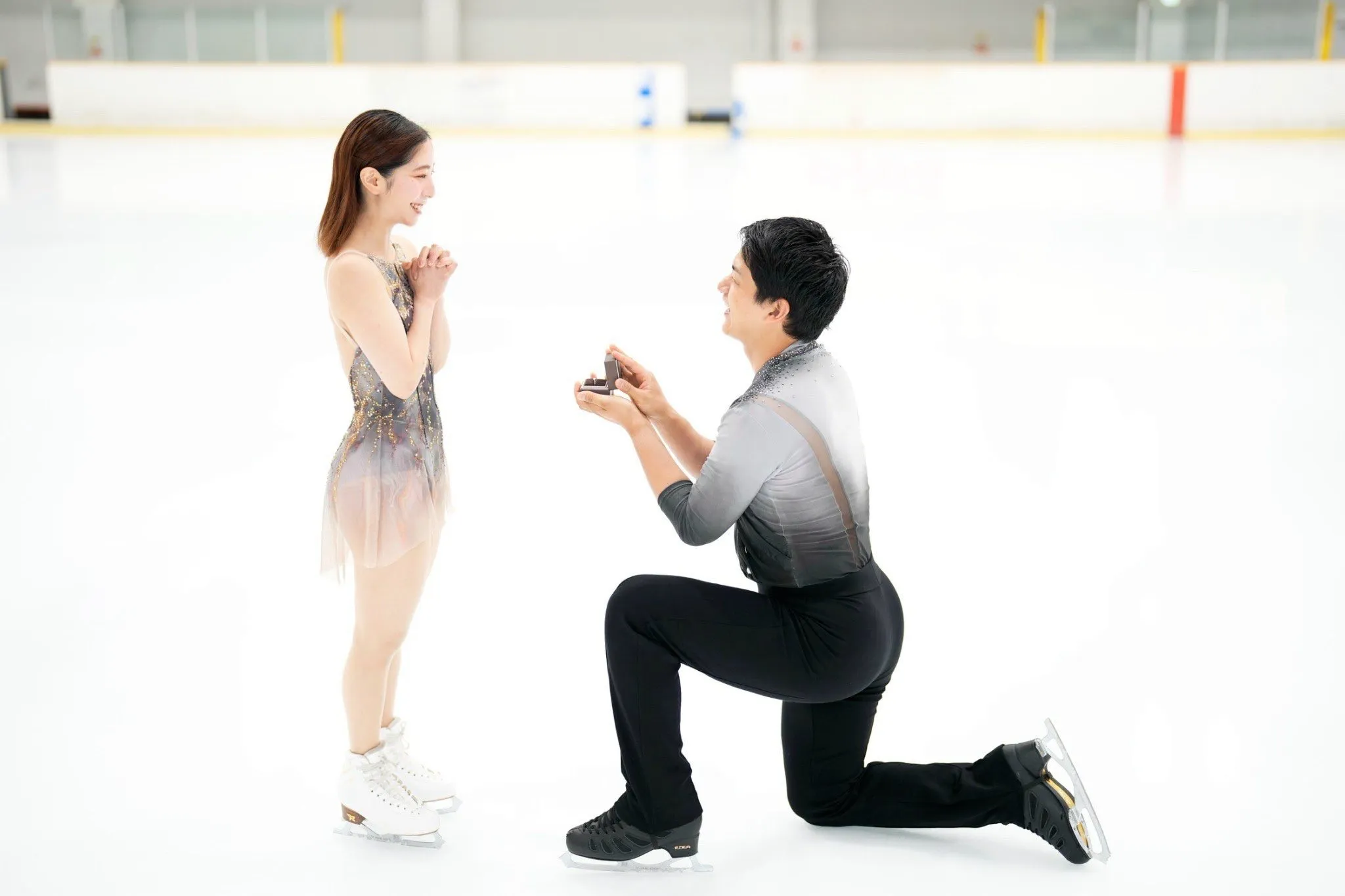 日本花式滑冰選手木原龍一跪在冰上向搭檔三浦璃來求婚。（取自木原龍一X）