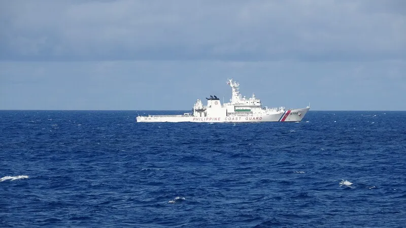 菲律賓海防隊巡邏艦 隨著中菲在南海議題上的摩擦升高，菲律賓政府內部如何處理與中國的衝突，逐漸浮現不同路線。圖為菲律賓海防隊一艘巡邏艦在菲律賓聲索海域航行。圖片攝於2025年5月27日。中央社記者林行健南海攝 115年8月23日