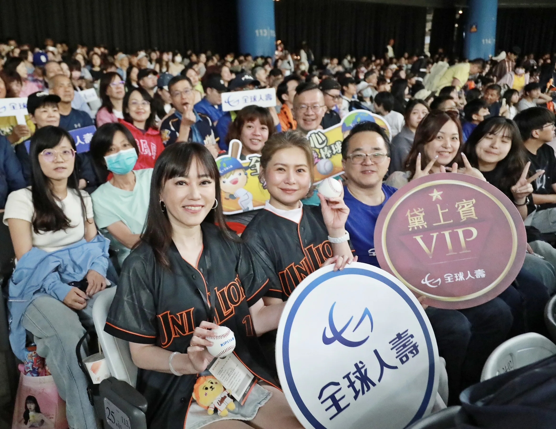 20260822-全球人壽品牌暨公共關係處副總蕭乃心（前左1）、董事長林文惠、直營通路業務長暨副總賴庭宇，與公司業務同仁一起觀賽應援。（全球人壽提供）
