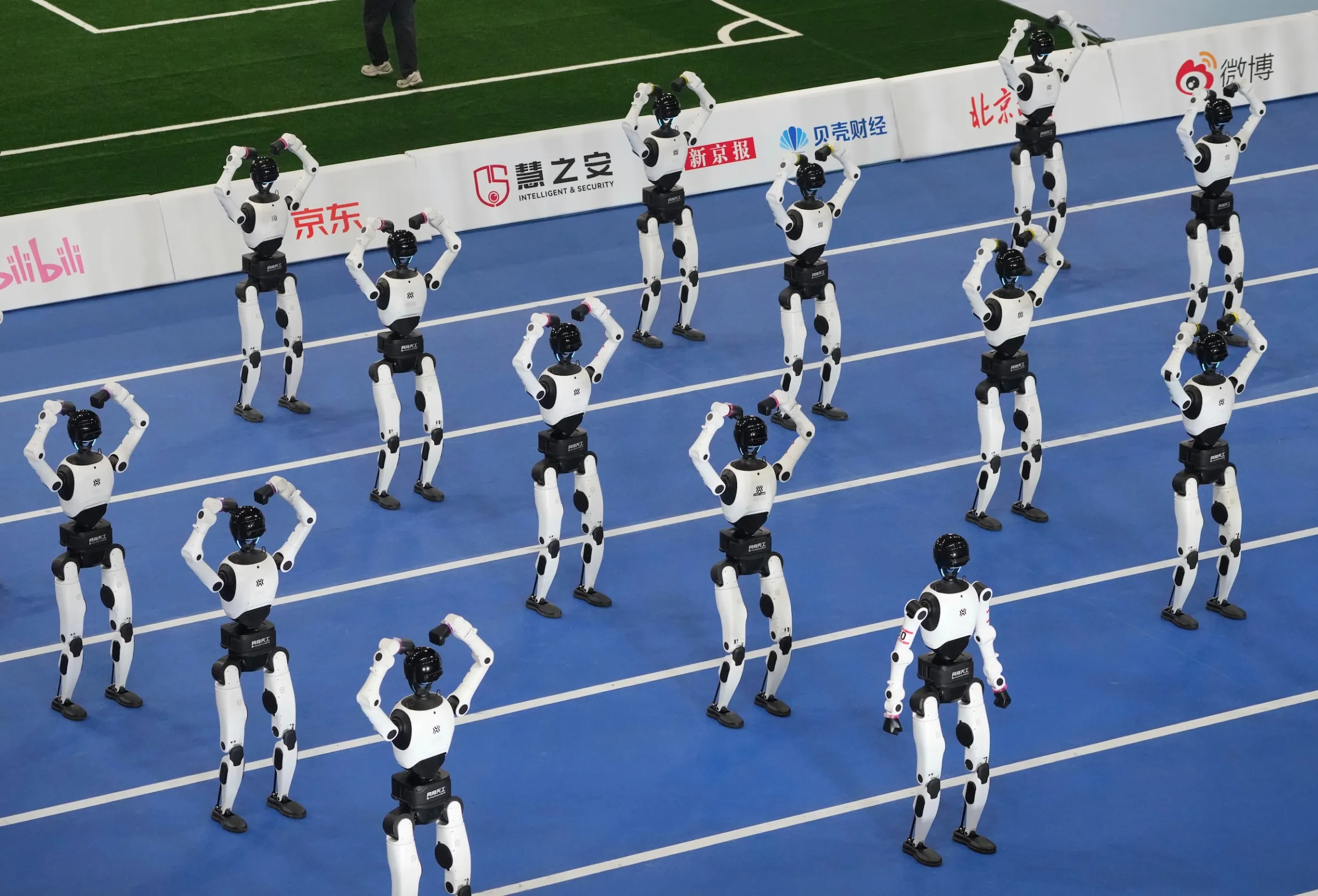2026年8月22日，世界人形機器人運動會上的機器人表演。（美聯社）