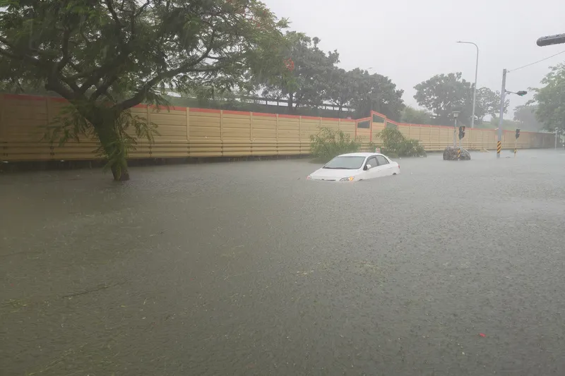 台南東區裕義路積水　車輛受困 台南地區24日清晨一陣強降雨後，東區裕義路一帶嚴重積水，有車輛疑似誤入泡在水中。中央社記者楊思瑞攝115年8月24日