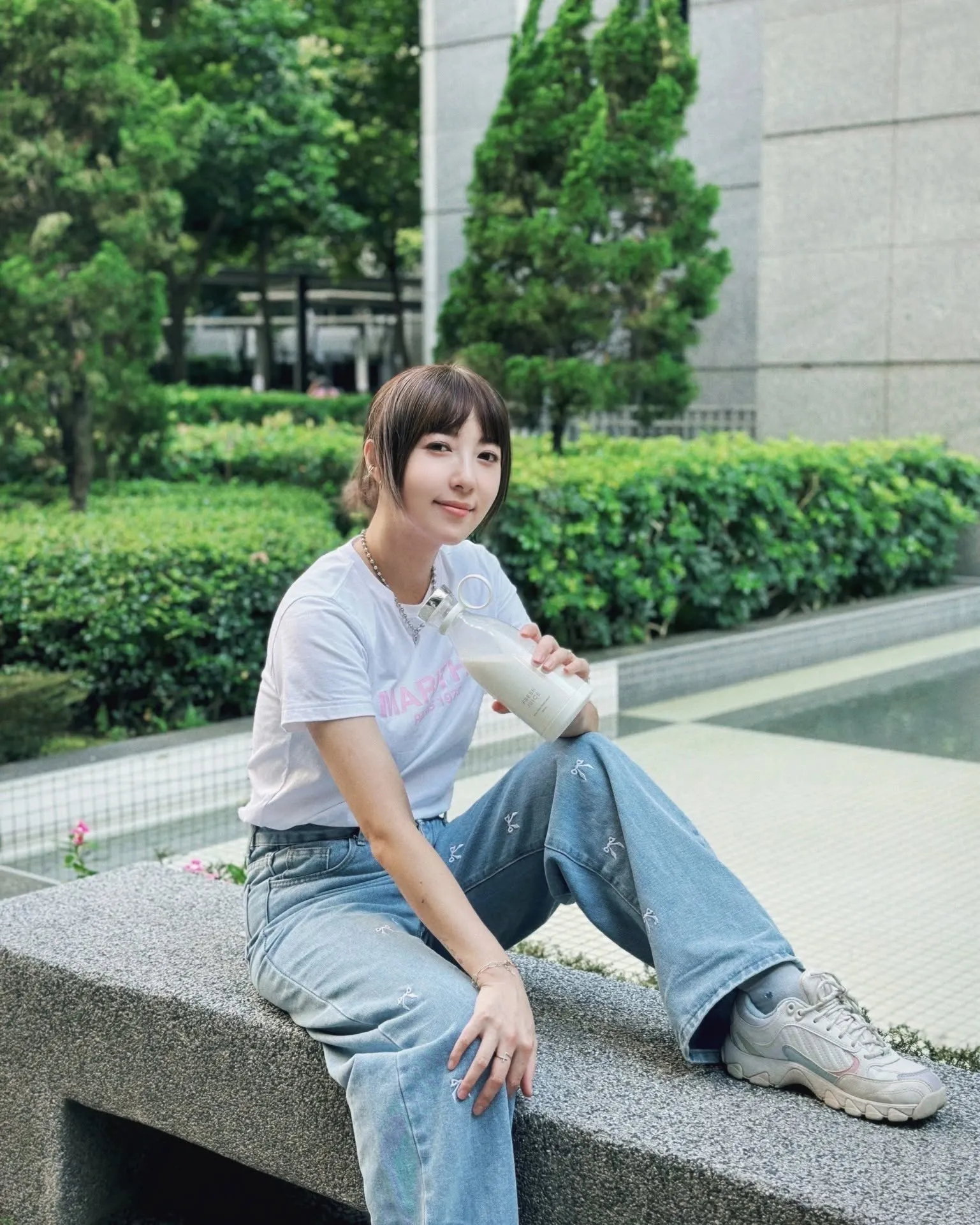 日本警方逮捕一名39歲台灣女子蔡宜臻，涉嫌向奈良藥師寺國寶「佛足石」潑灑甘油，因姓名、年齡、主持工作及赴日時間均與五熊高度吻合，引爆涉案疑雲，昔日教友也出面揭宗教摩擦，姊姊蔡函岑則表示仍在了解狀況。（圖／翻攝自五熊蔡頤榛臉書）