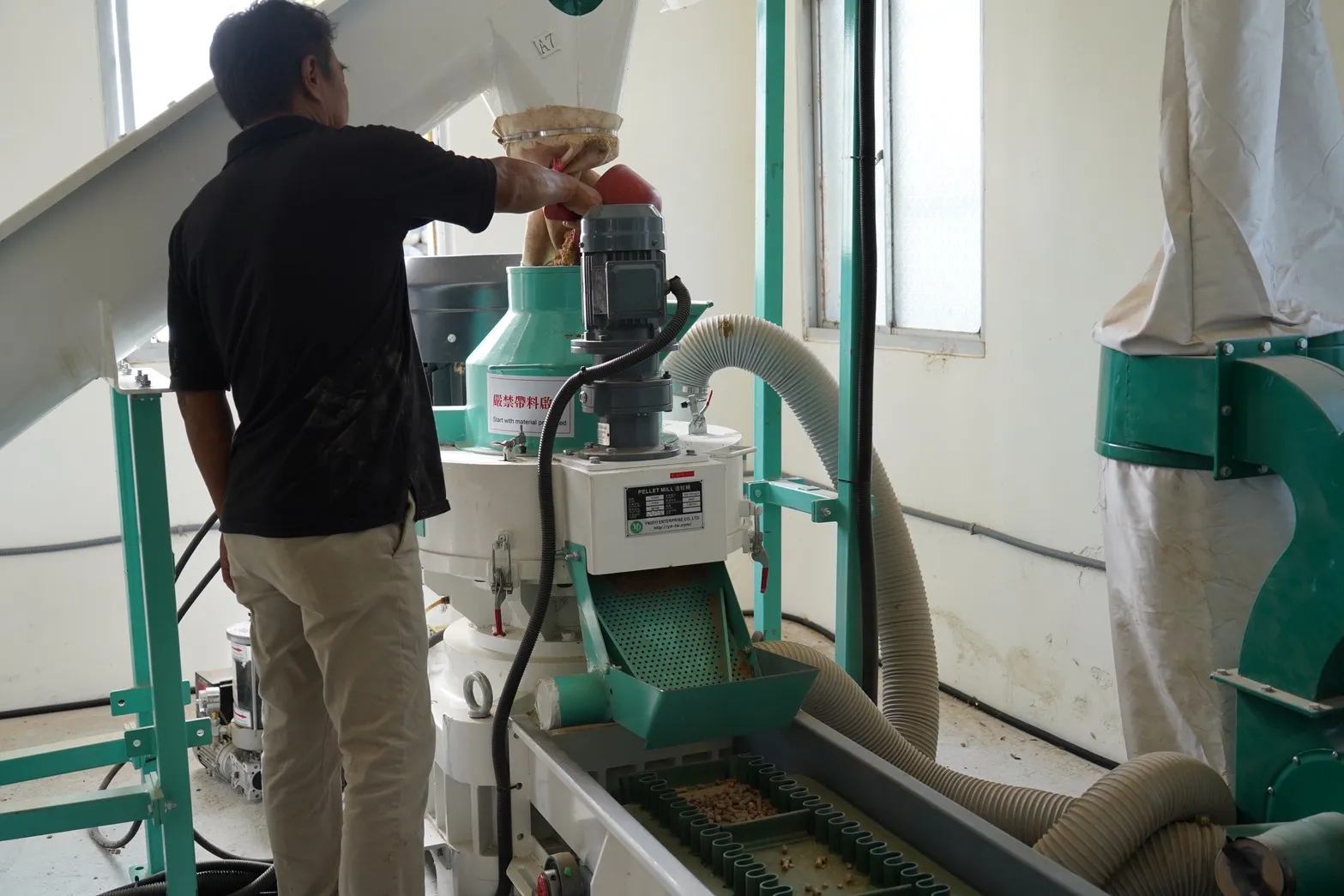 瑩迪利用樹枝、木材等材料，製造木質顆粒，可作為貨櫃式發電系統的燃料，在電網中斷時也能持續運作。（張曜麟攝）