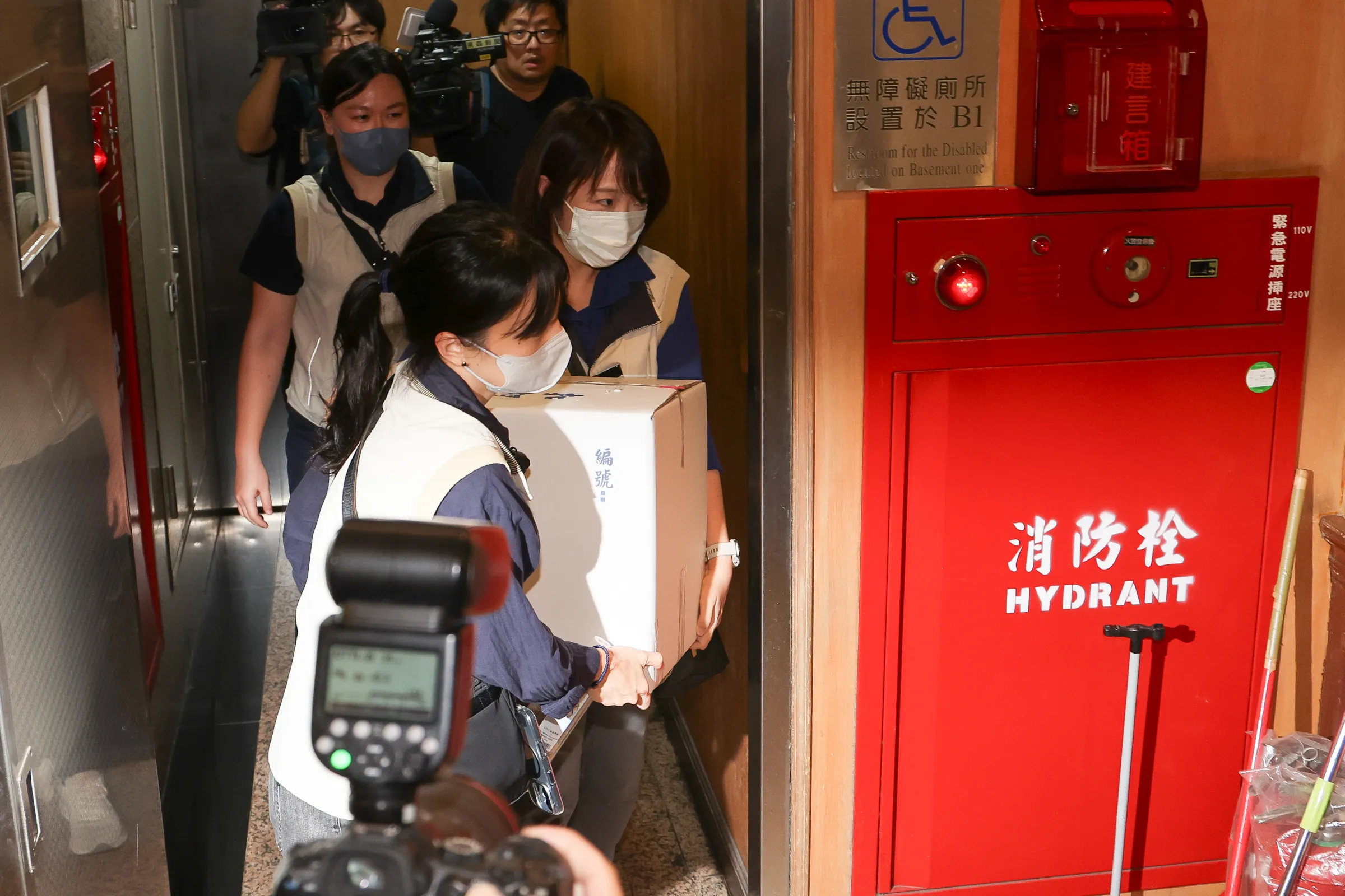 20260824-檢調接獲檢舉突襲立委陳雪生位於立院國會辦公室，並帶走兩箱扣押物。（陳品佑攝）