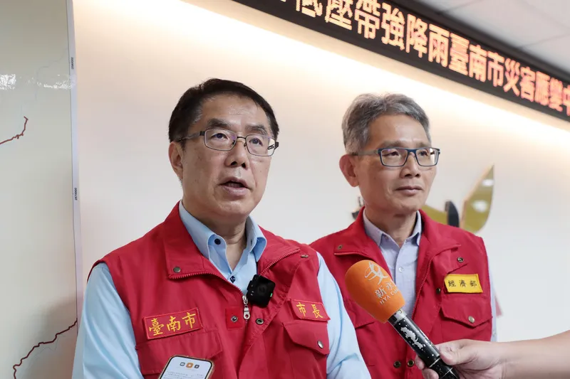 黃偉哲與賴建信出席台南災害應變中心會議 經濟部次長賴建信（右）24日與台南市長黃偉哲（左）出席台南市災害應變中心會議，宣布曾文水庫將從下午6時進行調節性放水。（台南市政府提供）中央社記者楊思瑞台南傳真115年8月24日