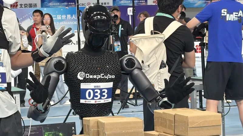 北京人形機器人運動會　實戰考驗機器人性能（2） 第二屆世界人形機器人運動會22日至26日在北京中國國家速滑館「冰絲帶」舉行，足球、拳擊、障礙賽等項目陸續登場。圖為靈巧手項目，機器人拆包裹。中央社記者呂佳蓉北京攝115年8月24日