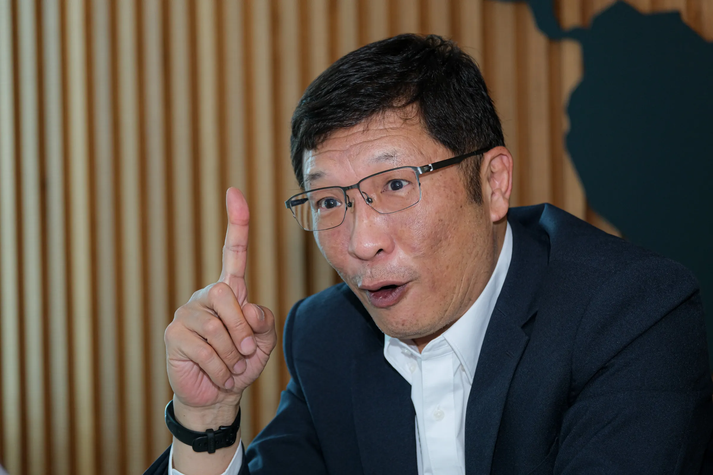 台湾では漢翔航空工業などの大企業がドローン産業に参入しているほか、碳基、経緯などの中小企業も長年この分野に取り組んできた。羅正方氏は、台湾はすでに中・大型軍用ドローンの設計能力を持つが、真のボトルネックはコストと生産量だと指摘する。写真は2026年8月25日、風傳媒の単独インタビューに応じた羅正方・経緯航太董事長（劉偉宏撮影）