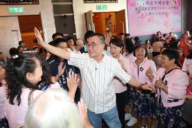 新北市婦女會挺川後援會成立　李四川進場受歡迎 國民黨新北市長參選人李四川（中）25日上午在新北市三重區參加新北市婦女會挺川後援會成立大會，李四川進場時受到熱烈歡迎。中央社記者吳家昇攝115年8月25日