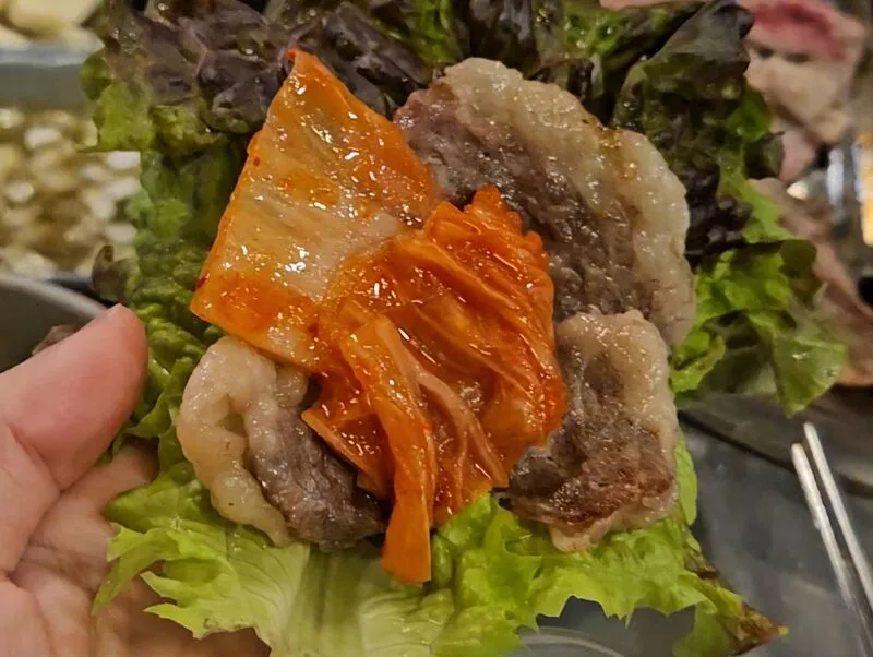 中國爆甲醛白菜　民眾憂韓國泡菜中招 台灣民眾最愛的韓國泡菜，原料白菜多數從中國進口，韓國政府已公布多批使用到甲醛白菜泡菜，民眾憂餐桌上的泡菜就是問題產品，食藥署回覆不合格產品未輸台。中央社記者陳婕翎攝115年8月25日