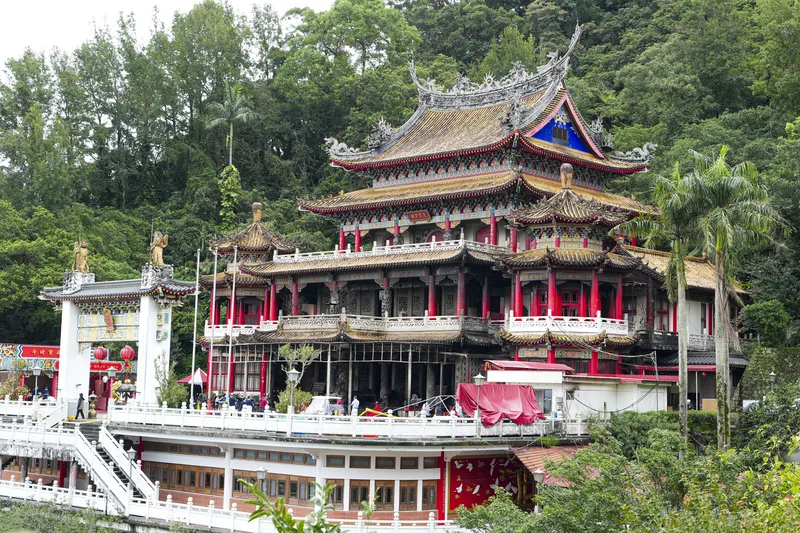 指南宮凌霄寶殿發生火警 台北市文山區指南宮凌霄寶殿24日晚間發生火警，燃燒面積約1500平方公尺，1樓全毀、2樓約三分之一毀損，所幸無人傷亡。圖為25日火警後的凌霄寶殿外觀。中央社記者鄭清元攝115年8月25日