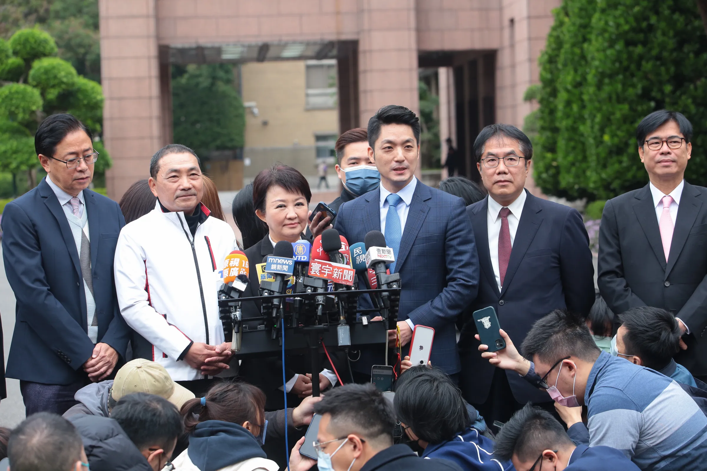 桃園市長張善政（左起）、新北市長侯友宜、台中市長盧秀燕、台北市長蔣萬安、台南市長黃偉哲、高雄市長陳其邁出席行政院會後，共同接受媒體聯訪。（資料照／顏麟宇攝）