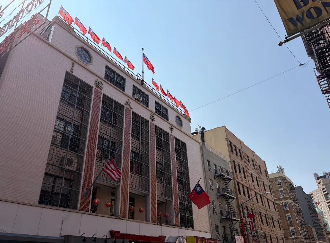 紐約中華公所懸掛多面中華民國國旗，看起來甚至比洛杉磯的羅省中華會館壯觀。（作者提供）