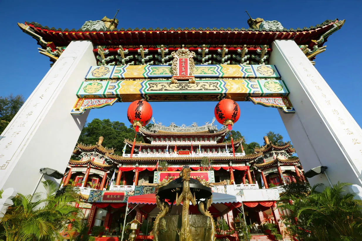 An archway leads up to Lingxiao Hall in this file photo taken before the fire. Completed in 1966 after three years of construction, the six story hall was considered a model of Taiwanese palace style temple architecture. (Photo courtesy of Zhinan Temple)